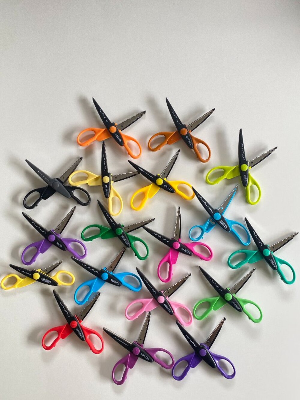 Fiskars Decorative Edge Scissors Set Of 18 With Rotating Wood Carousel ECU - Picture 4 of 10